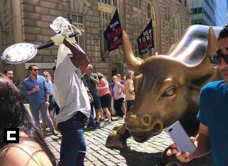 'Loco' le desbarata un cuerno al toro de Wall Street toro de Wall Street