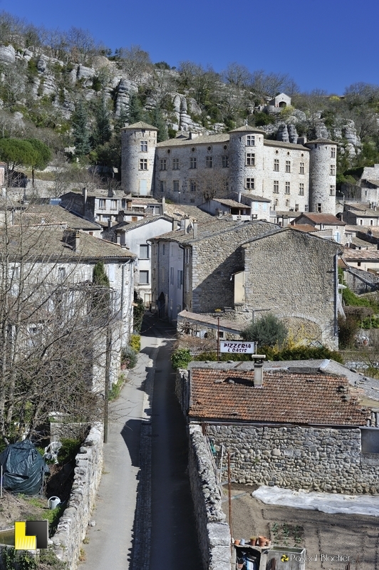 le château de Vogüé depuis les ruelles photo Pascal Blachier