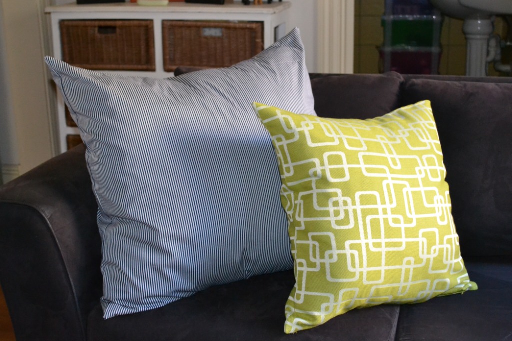 Charles Whyte Easy instructions for sewing cushions with zips