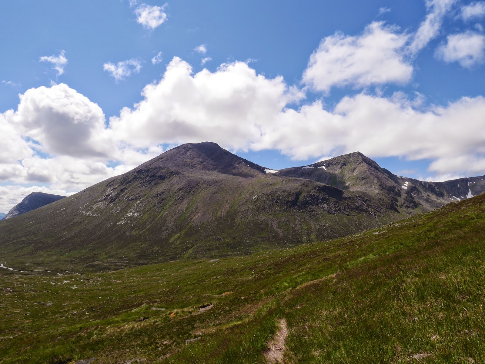 TARMACHAN MOUNTAINEERING: ANGELS RIDGE, SGOR AN LOCHAIN UAINE