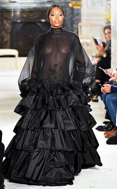 Así fue el impactante vestido de Naomi Campbell para Valentino