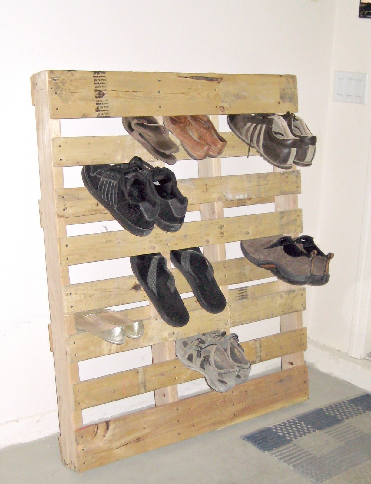 Delightful DIY Pallet Shoe Rack Defeater Of Shoe Piles IMG 1007 RT