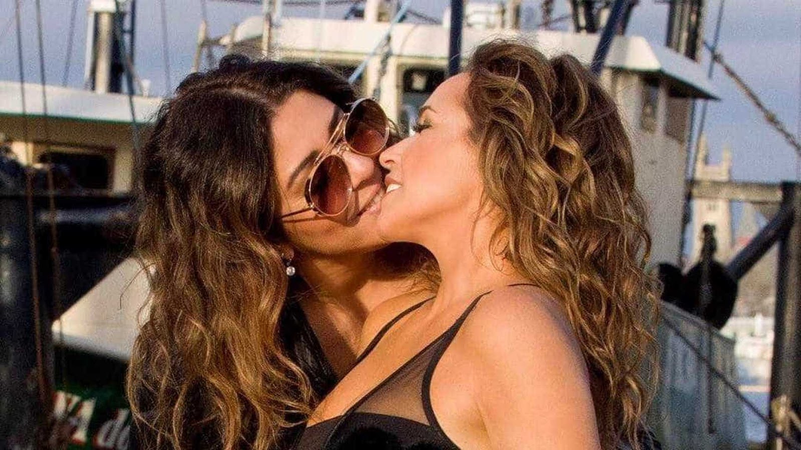 Daniela Mercury se derrete pela mulher: 'Ela só viaja agarrada em mim' Daniela Mercury se derrete pela mulher: 'Ela só viaja agarrada em mim'