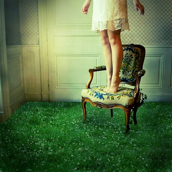 03-Julie-de-Waroquier-Expressive-Surreal-Photographs-for-Daydreaming-www-designstack-co