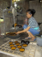 Dalam satu lokasi kawasan pembuatan gula semut, terdapat 70 kelompok tani yang bertugas untuk mengelola dan menjual gula semut dengan harga Rp. 20.000 per kilogram. Menurut Rohmadi Suropati, ketua kelompok usaha, biasanya rata-rata pekerjanya untuk waktu seminggu mampu memperoleh pendapatan sebesar Rp. 20 juta dengan jumlah total produk 1 ton.
