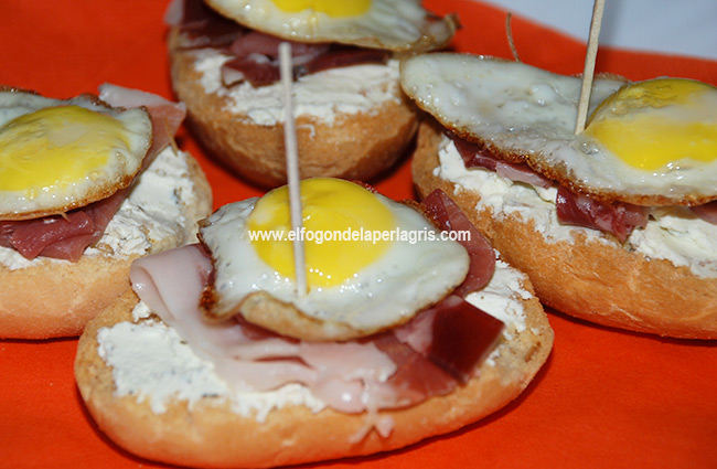 Huevo de codorniz sobre jamón y queso Huevo de codorniz sobre jamón y queso