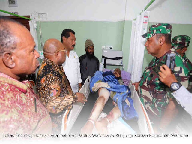 Lukas Enembe, Herman Asaribab dan Paulus Waterpauw Kunjungi Korban Kerusuhan Wamena Lukas Enembe, Herman Asaribab dan Paulus Waterpauw Kunjungi Korban Kerusuhan Wamena