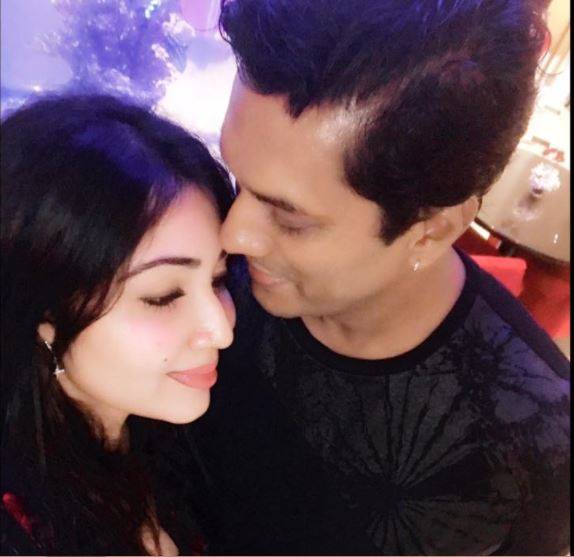 Roshan Pilapitiya marries a younger model Roshan Pilapitiya marries a younger model