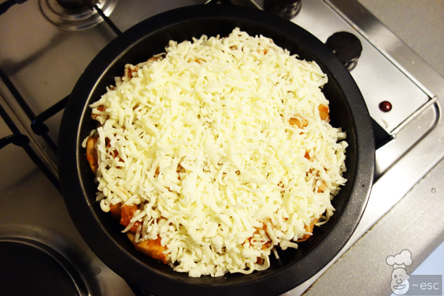 Pollo gratinado con queso y salsa de tomate con chispa