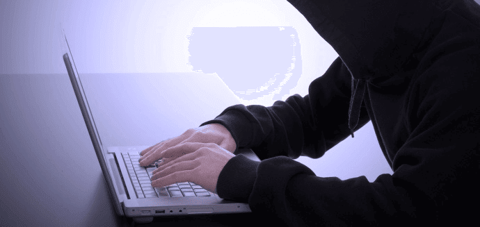 Crimes Contra a Honra no Ambiente Virtual internauta digitando no laptop