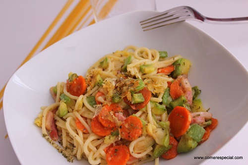 Espaguetis gratinados con queso sin lactosa y verduras