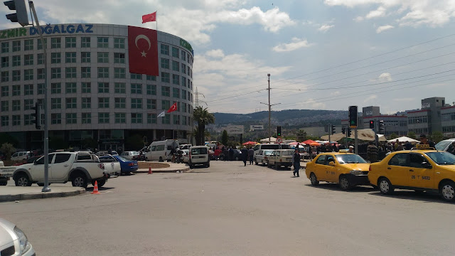 İzmir Gaz binasını gördünüz işte, oradan dalın içeriye