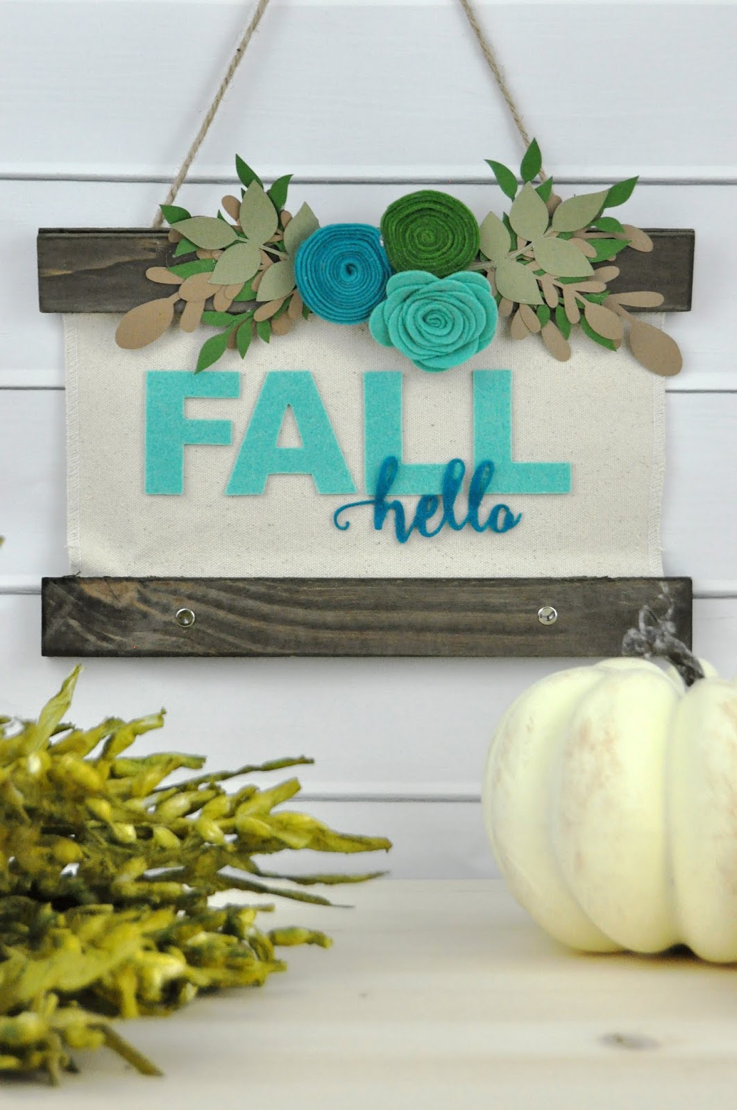 Fall Felt Sign video tutorial with Jen Gallacher for Jillibean Soup. #jillibeansoup #autumnsign #feltsign #jengallacher Fall Felt Sign video tutorial with Jen Gallacher for Jillibean Soup. #jillibeansoup #autumnsign #feltsign #jengallacher
