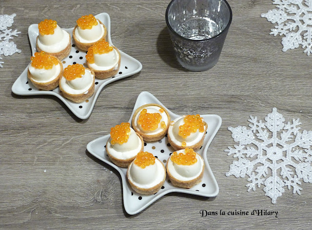 Corolles aux oeufs de caille, oeufs de saumon et chantilly au raifort Corolles aux oeufs de caille, oeufs de saumon et chantilly au raifort
