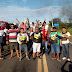 Caminhoneiros e mototaxistas fazem protesto contra o governo bloqueando a BR-230, em Cajazeiras