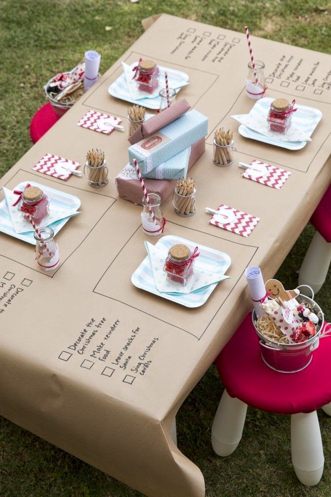 Using brown kraft paper as a Christmas tablecloth is a festive