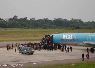 Multidão Entrando no Avião