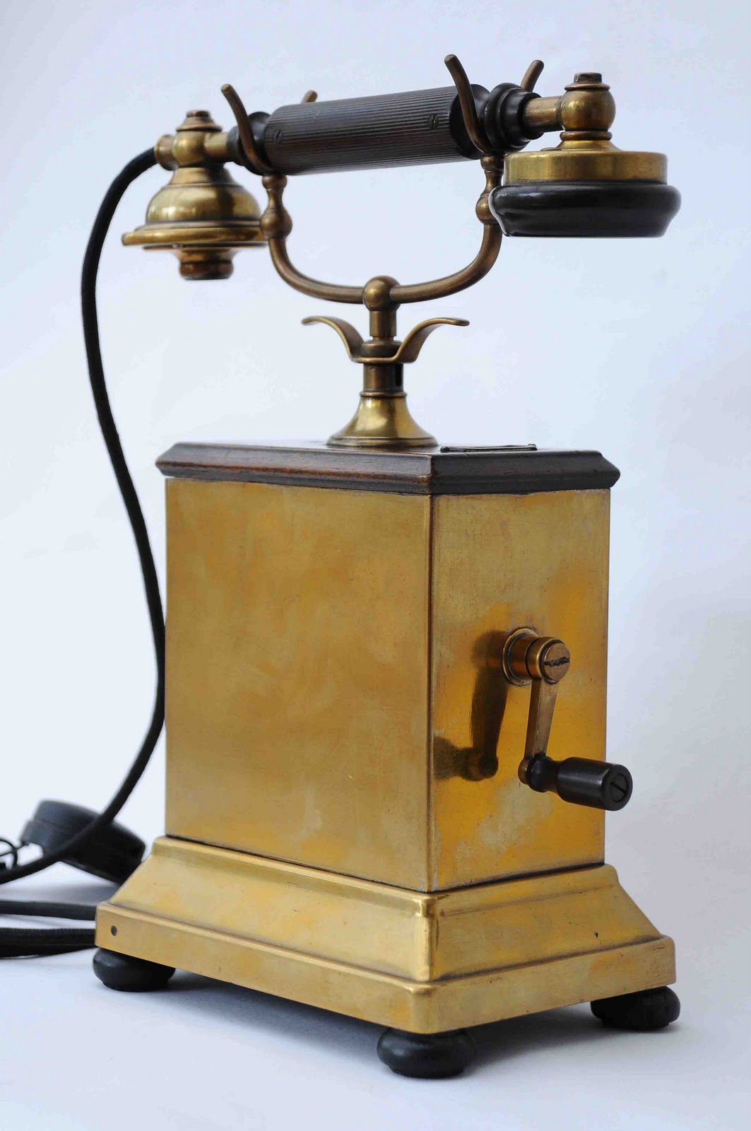 Телефон 18 тг. Телефон 18 века. Телефон раньше. Какие раньше были телефоны. Телефон в 18 веке.
