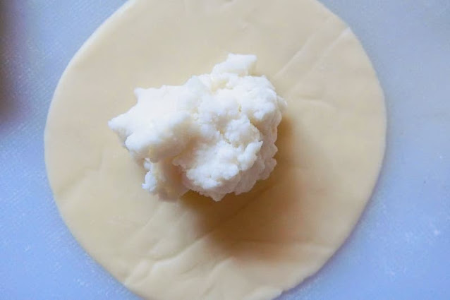餃子の皮の中央に切ったベビーチーズを1個のせ、その上に被せるように揉んでペースト状にしたはんぺんをのせます。
