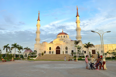 grand big mosque phnom penh cambodia masjid kemboja