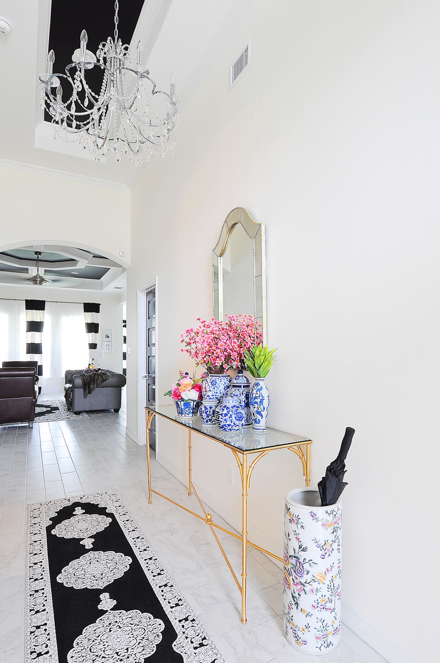 Why I chose to have all white walls in my new home. (I love all the contrast and glam decor in this foyer space with chinoiserie vibes!) Why I chose to have all white walls in my new home. (I love all the contrast and glam decor in this foyer space with chinoiserie vibes!)