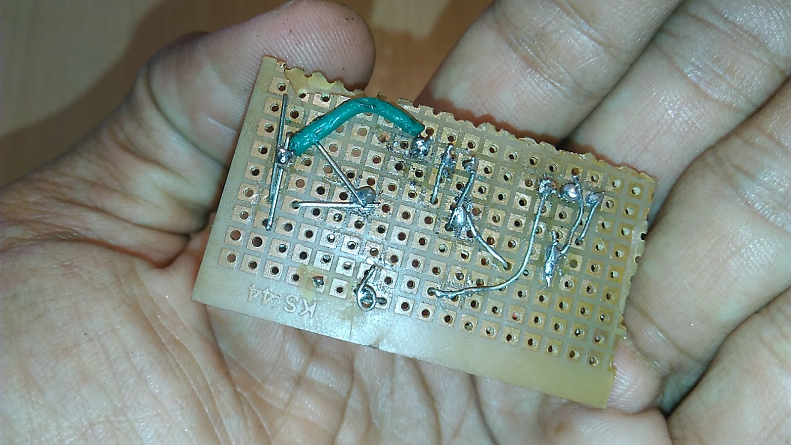 blinking LED Lights using two transistors & one capacitor