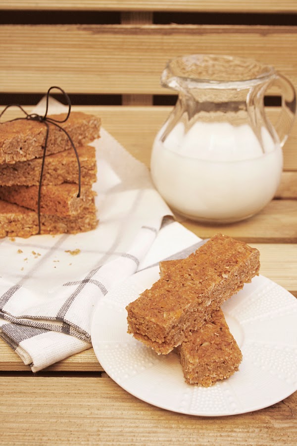 http://www.tumediocupcake.blogspot.com.es/2014/07/barritas-de-cereales-recetas-sanas.html