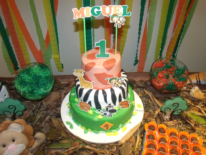 A Jungle Themed 1st Birthday Party - via BirdsParty.com