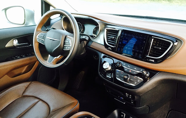 Pacifica Limited interior 2017 Chrysler Pacifica Limited interior
