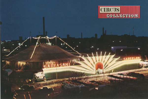 Carte postale  du chapiteau, de la façade et des installations du cirque Sarrasani de nuit et illuminé