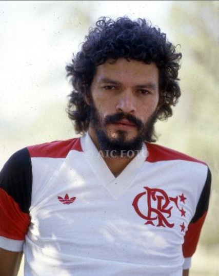 http://4.bp.blogspot.com/-qxdvWUib5JI/Ttt_6KbDVfI/AAAAAAAAGo4/fbXViTJxVFA/s1600/Socrates+Flamengo.jpg