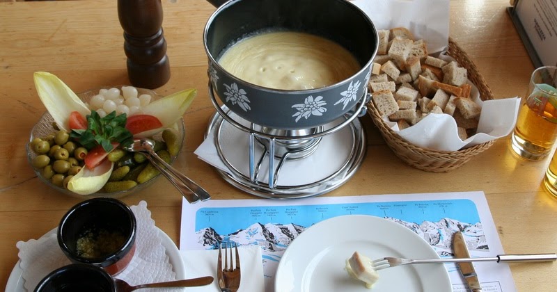 Southwestern #Recipe for the #Holidays - Crock Pot Cheese Fondue Dip #partyfood