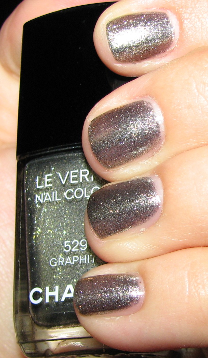 Chanel GRAPHITE 529 Le Vernis Nail Swatches & Review - Blushing Noir