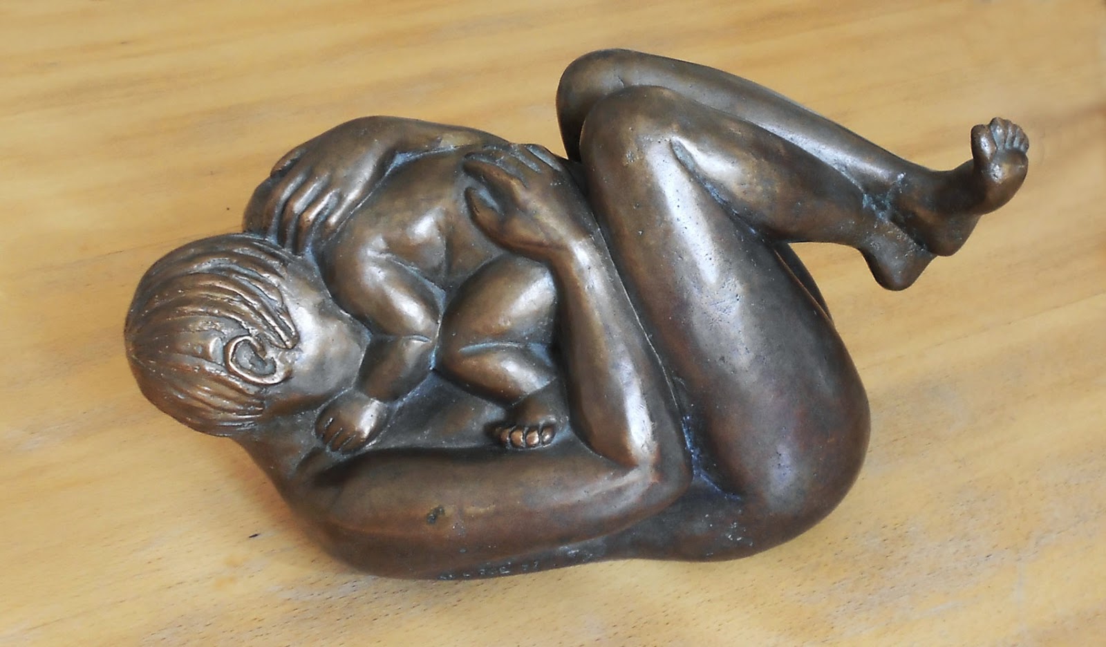 Sculpture en bronze d'Adèle Vergé intitulée Maternité couchée