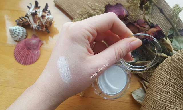 Essence Beyaz Tekli Far 01 Snowflake Essence White Eyeshadow 01 Snowflake