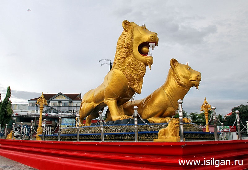 Памятник Золотым  Львам. Город Сиануквиль. Камбоджа