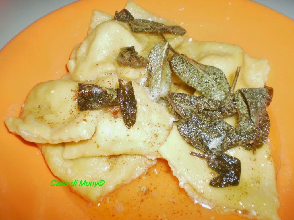 ravioli ripieni di ricotta e noci (fatti in casa)