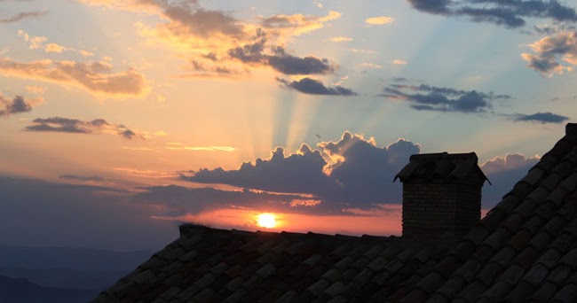 Sonnenuntergang mit Lichtstrahlen