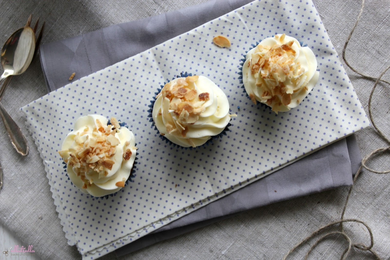 ullatrulla backt und bastelt: Mandel-Cupcakes mit Pudding-Buttercreme