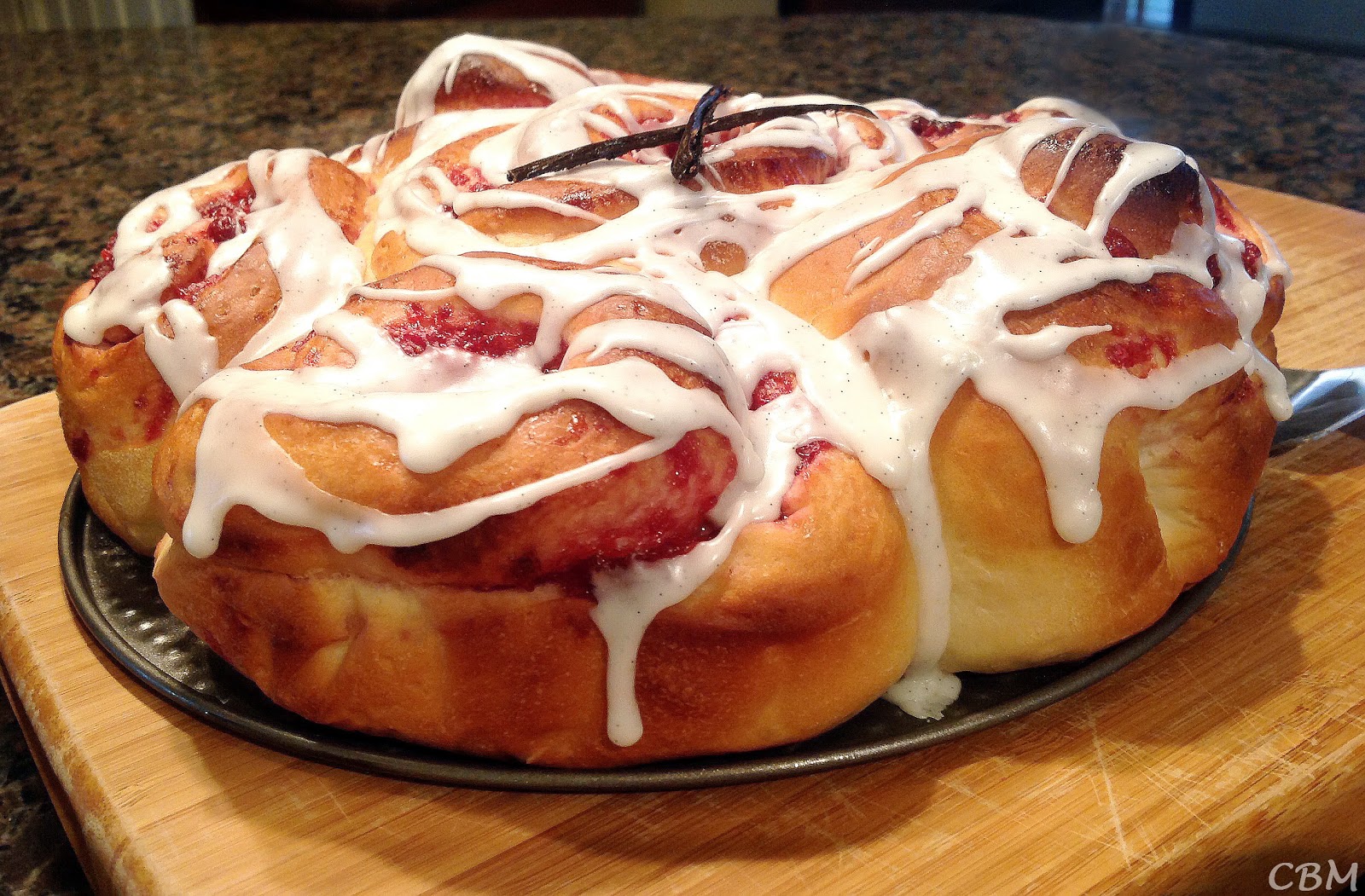 Dans la cuisine de Blancmanger Brioches aux fraises, glaçage à la vanille