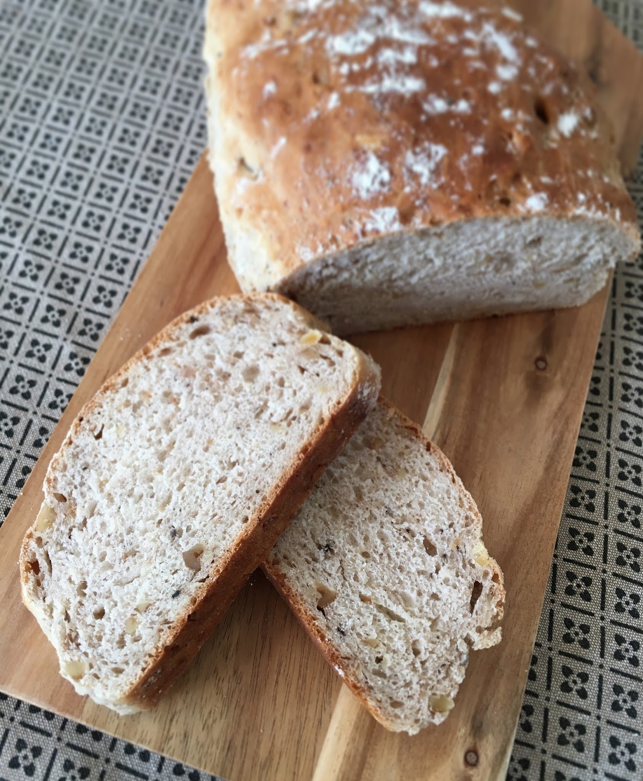 ninamanie: Zweierlei Brot: Walnuss-Tomaten-Brot und Walnuss-Trüffel-Brot