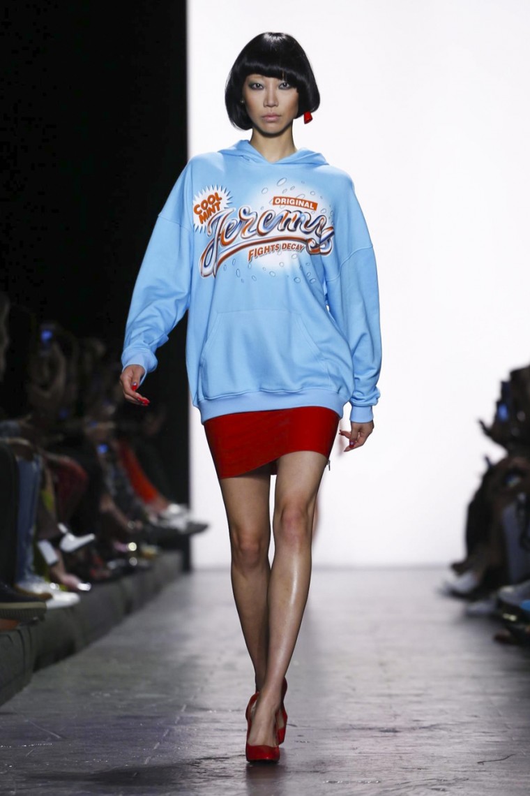 Jeremy Scott Spring Summer 2017 - New York Fashion Week jeremy-scott, jeremy-scott-spring-summer, jeremy-scott-printemps-ete, jeremy-scott-case, jeremy-scott-coque, bag-jeremy-scott, sac-jeremy-scott, tee-shirt-jeremy-scott, t-shirt-jeremy-scott, dress-jeremy-scott, robe, jeremy-scott, sweat-jeremy-scott, du-dessin-aux-podiums, dudessinauxpodiums