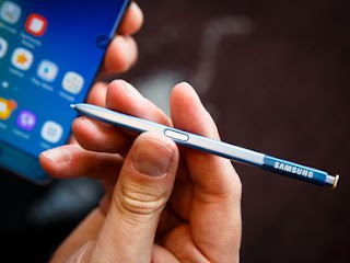 Samsung Galaxy Note 7 using stylus