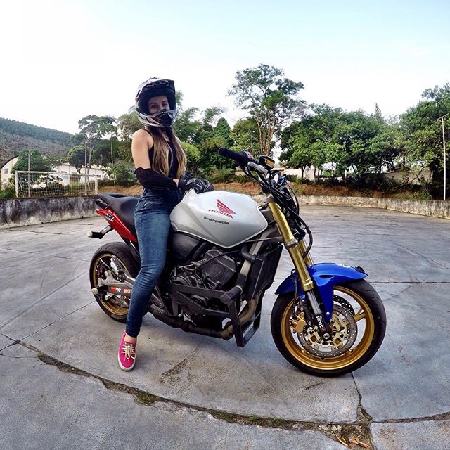 Honda CB600 of my love. He have a perfect Stunt with this bike