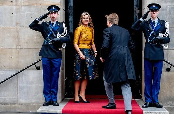 Queen Maxima wore a floral print satin yellow top and floral print blue skirt by Natan. Queen Maxima visited the Scouting Netherlands Cubs