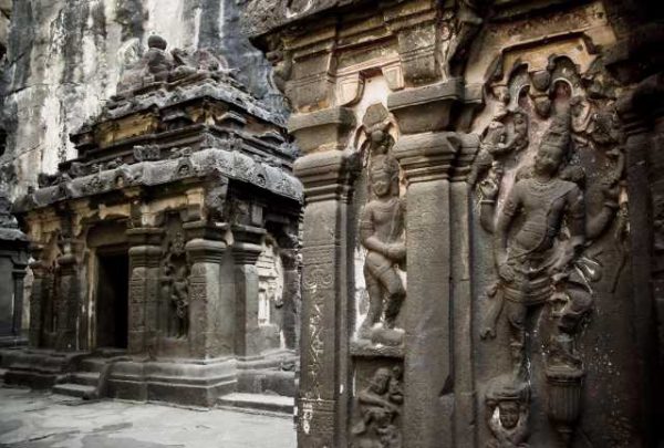 Templo Kailasa construído direto na pedra Sz