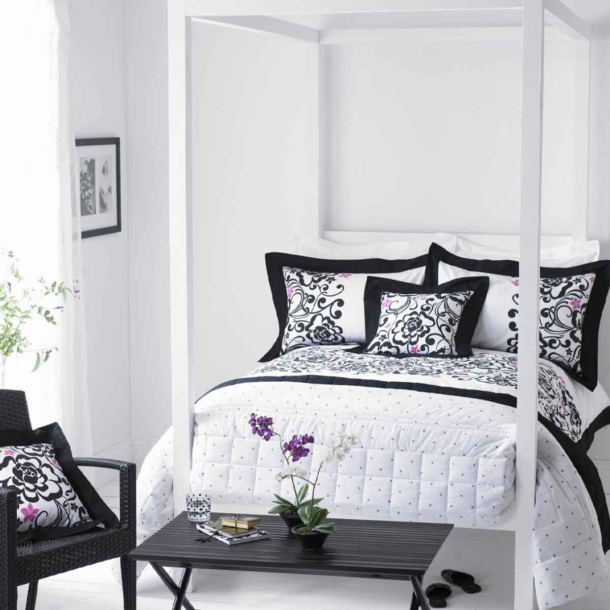 Wonderful bedroom  decor ideas in Black  and White  Home Design