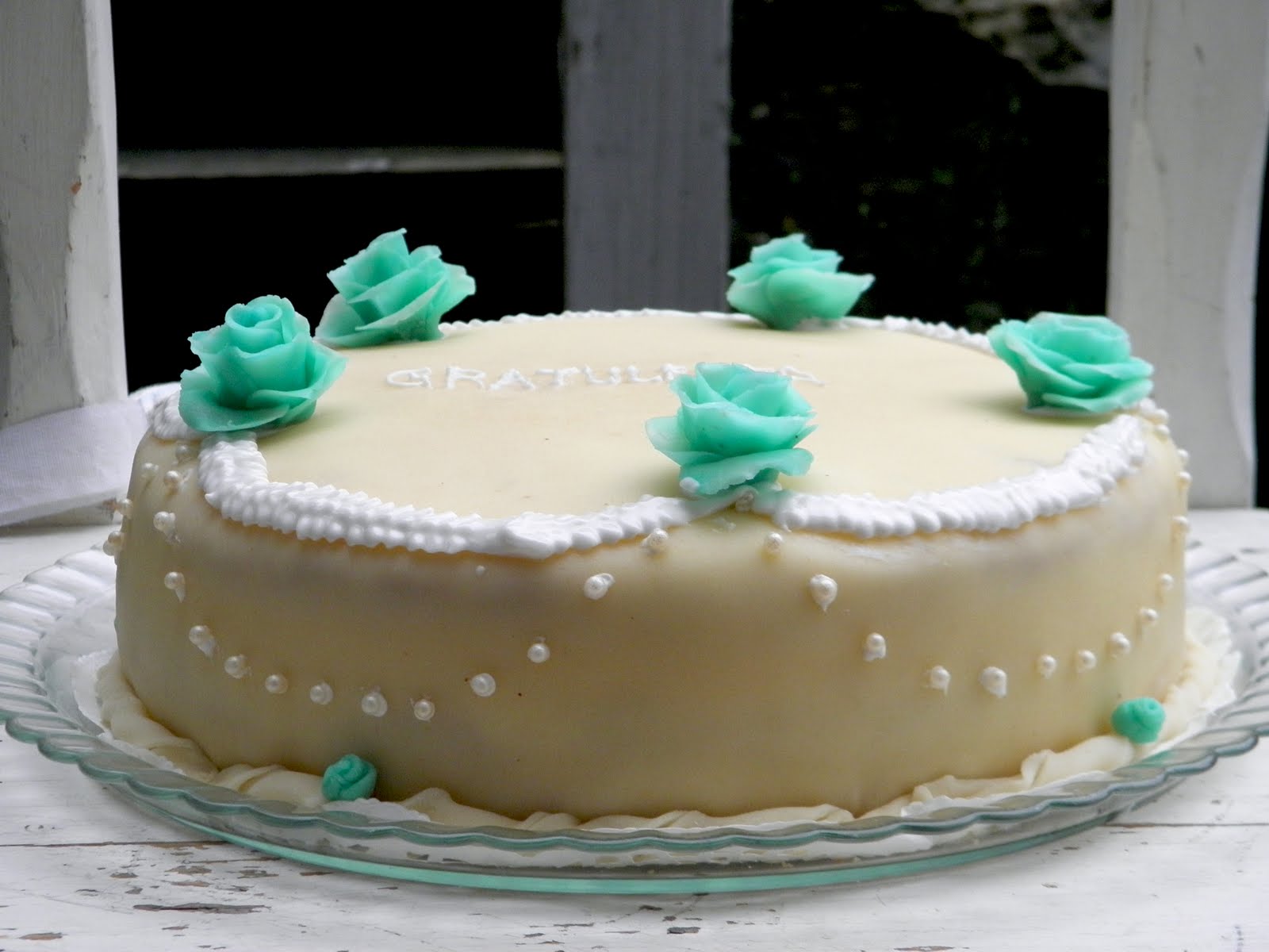 testblog Blue Roses Marzipan Cake with Apple Jam