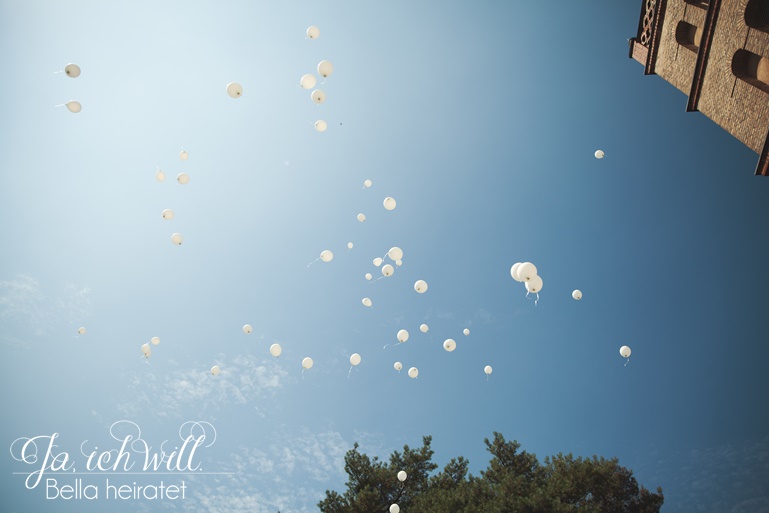 weiße Ballons steigen Hochzeit