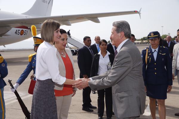 Queen Letizia of Spain arrives at Soto Cano Air Base on May 25, 2015 in Comayagua, Honduras. Queen Letizia started a two-day visit to Honduras to supervise Spanish cooperation programs in the country.